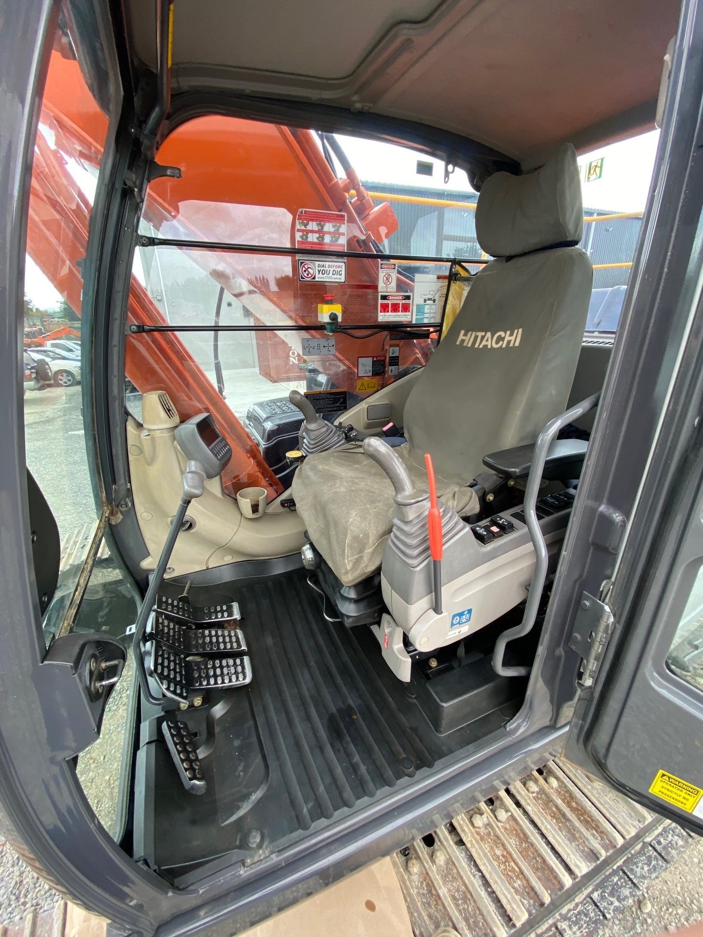HITACHI ZX330 35 ton Digger Low Hours