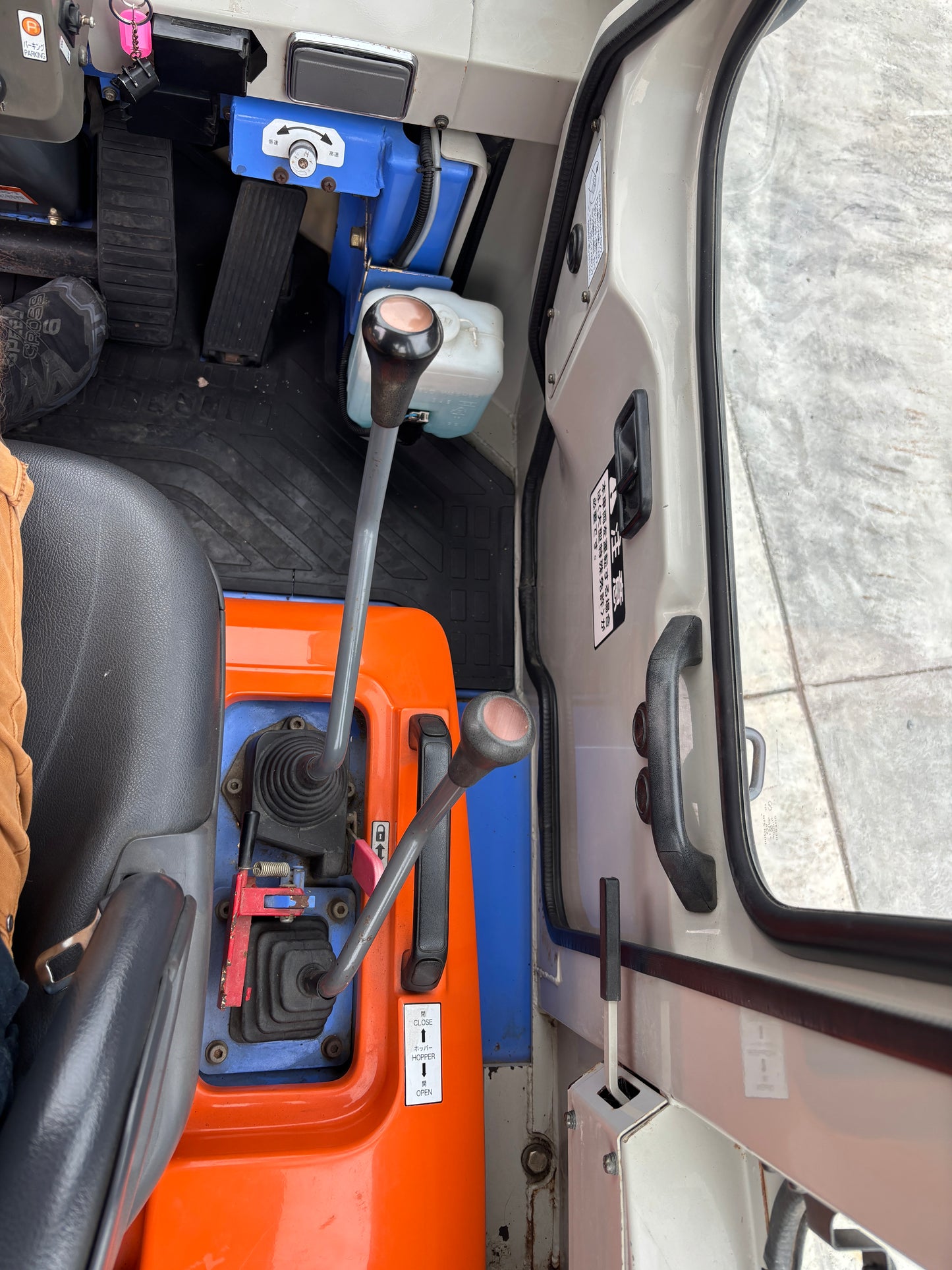 HITACHI LX20-7 LOADER WITH FACTORY HYD POWER SWEEPER ATTACHMENT , LOW HOURS