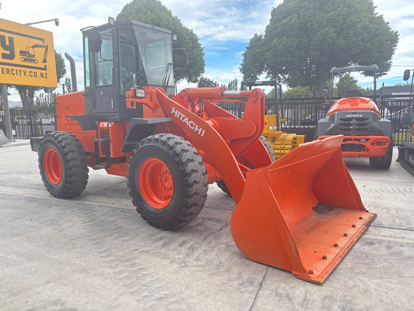 Hitachi LX110-7 / TCM L20-3, 10 Ton Wheel Loader