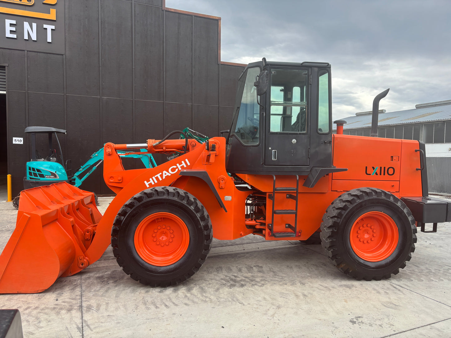 Hitachi LX110-7 / TCM L20-3, 10 Ton Wheel Loader