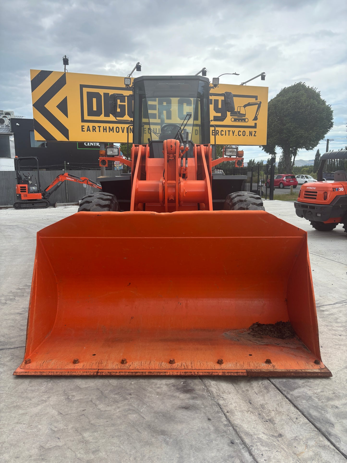 Hitachi LX110-7 / TCM L20-3, 10 Ton Wheel Loader