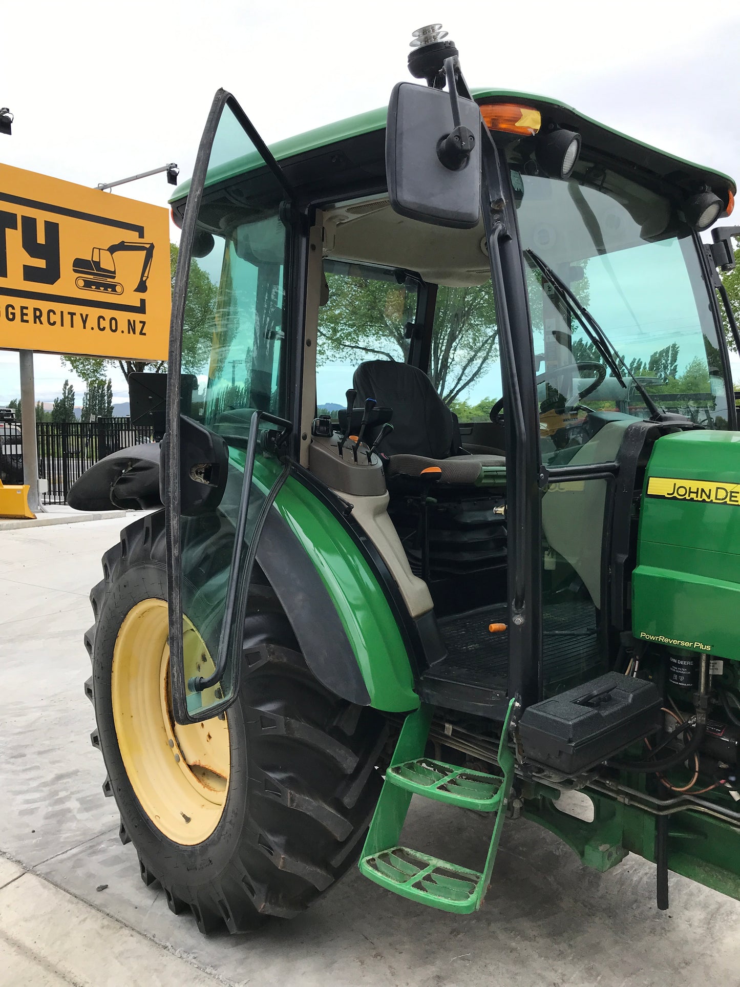 2011 John Deere 5085M Tractor