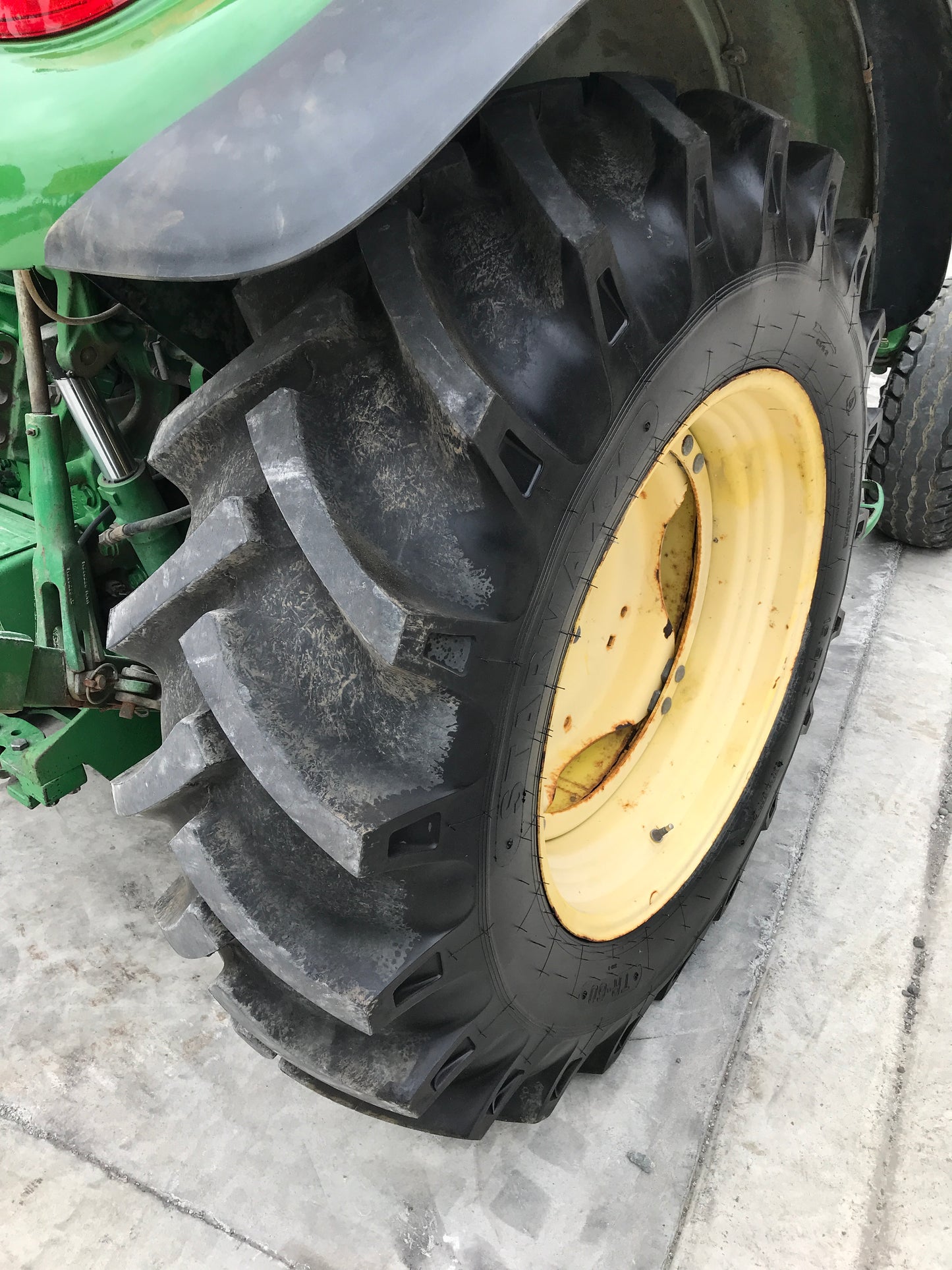 2011 John Deere 5085M Tractor