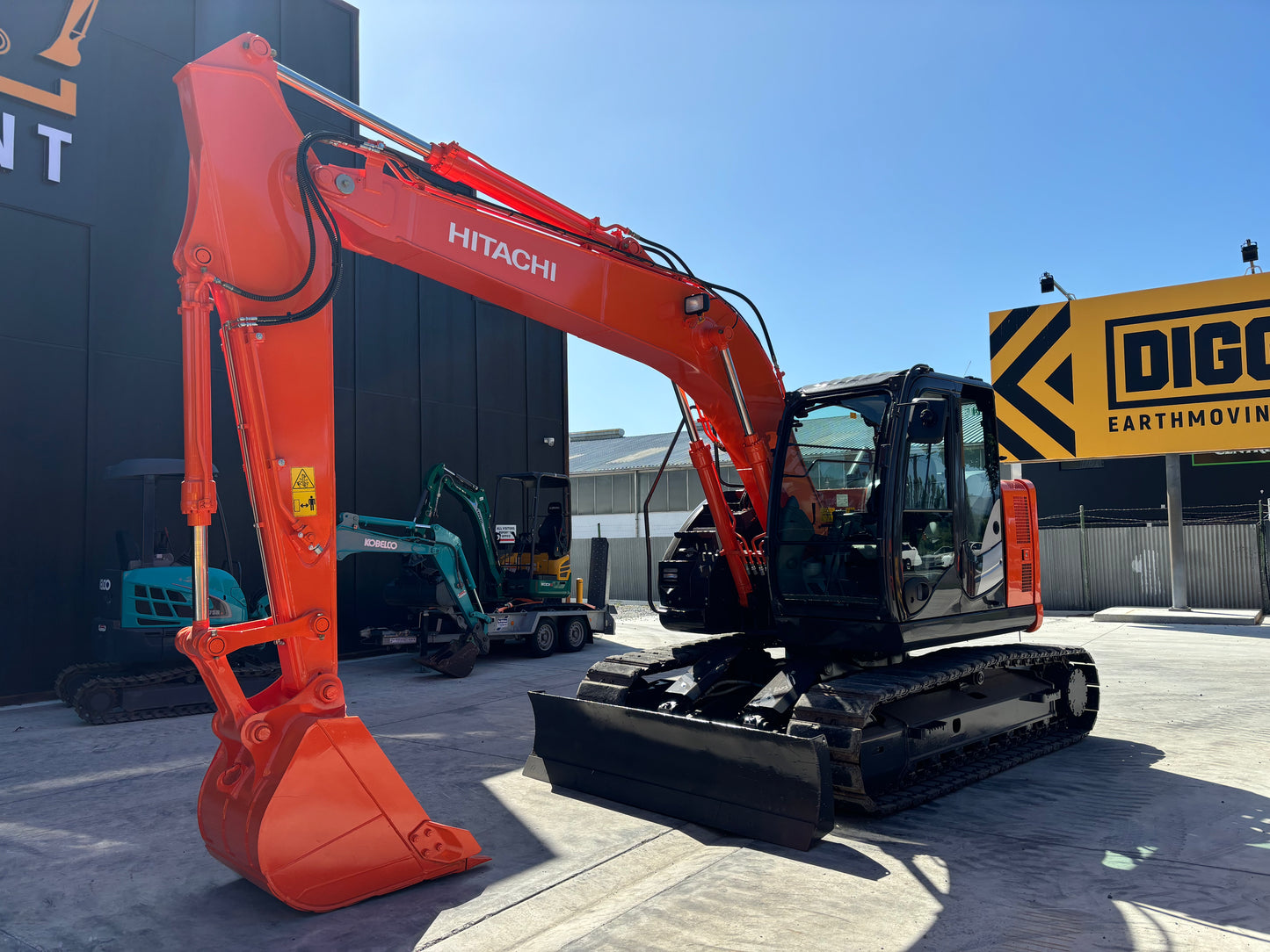 Hitachi ZX135 US-5B Excavator 13.5 ton with Dozer Blade (2015 Model)