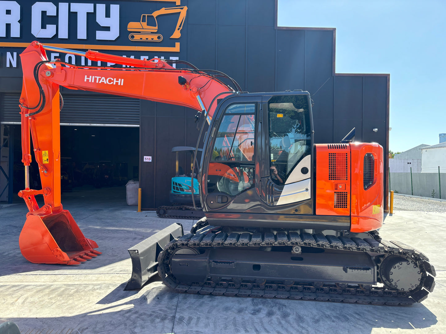 Hitachi ZX135 US-5B Excavator 13.5 ton with Dozer Blade (2015 Model)