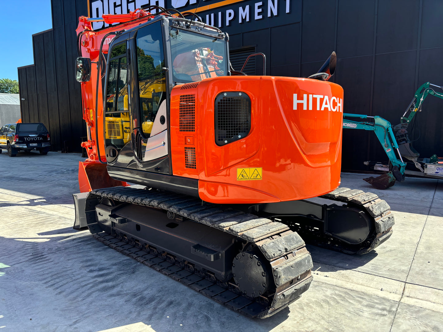Hitachi ZX135 US-5B Excavator 13.5 ton with Dozer Blade (2015 Model)