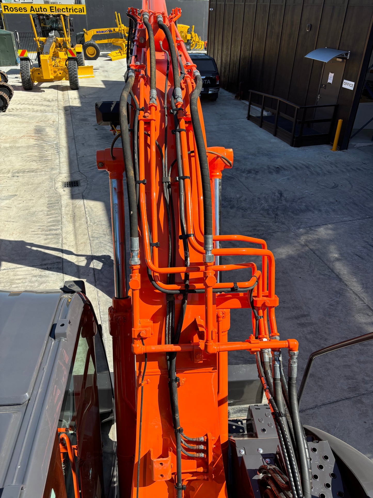 Hitachi ZX135 US-5B Excavator 13.5 ton with Dozer Blade (2015 Model)