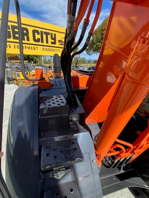 Hitachi ZX135US Digger 13 ton Low hours