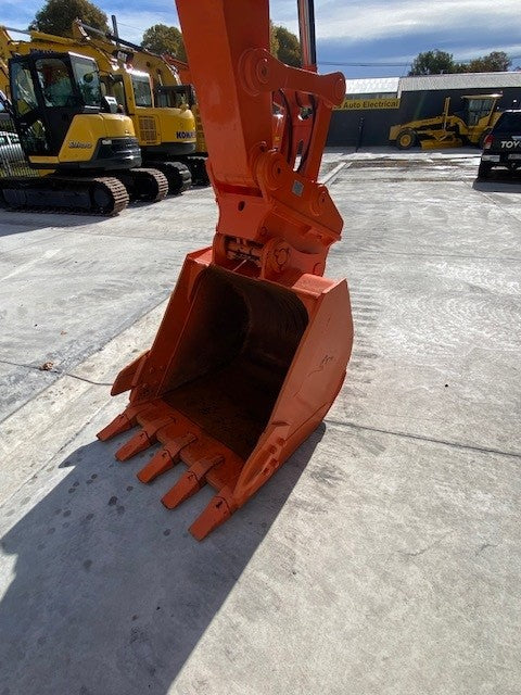 Hitachi ZX135US Digger 13 ton Low hours