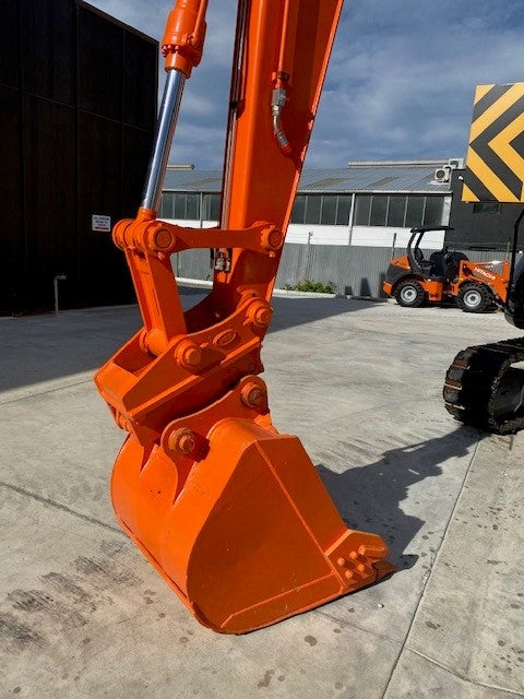 Hitachi ZX135US Digger 13 ton Low hours