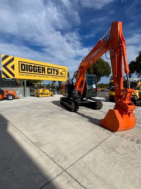 Hitachi ZX135US Digger 13 ton Low hours