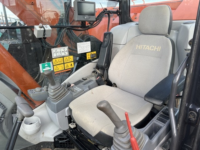 2015 Hitachi ZX225 Digger Low hours
