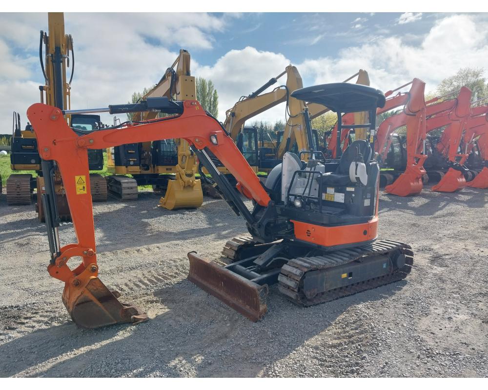 HITACHI ZX30U-5A , 3 TON EXCAVATOR , LOW 1060 HOURS , 2013 MODEL