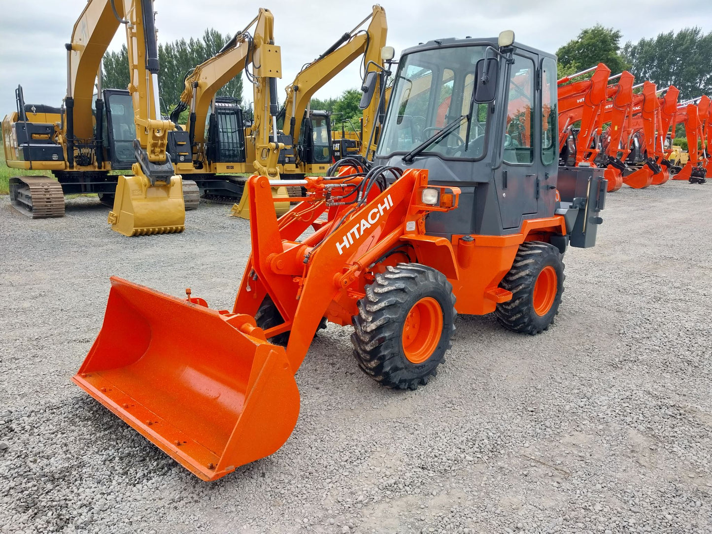 HITACHI LX20-7 LOADER WITH FACTORY HYD POWER SWEEPER ATTACHMENT , LOW HOURS