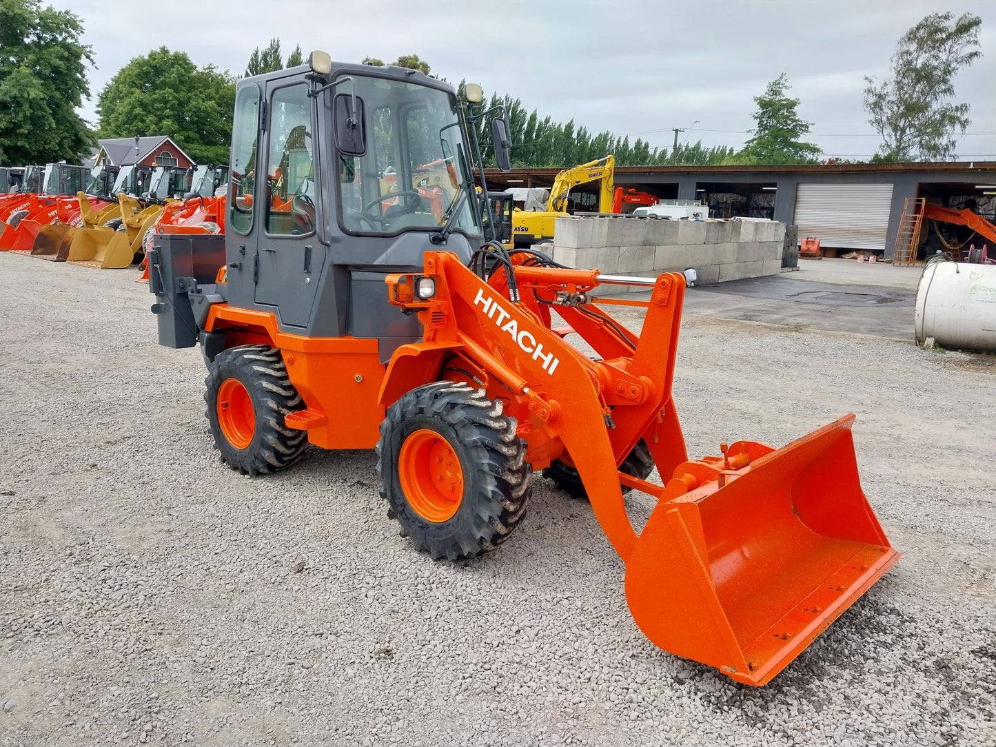 HITACHI LX20-7 LOADER WITH FACTORY HYD POWER SWEEPER ATTACHMENT , LOW HOURS