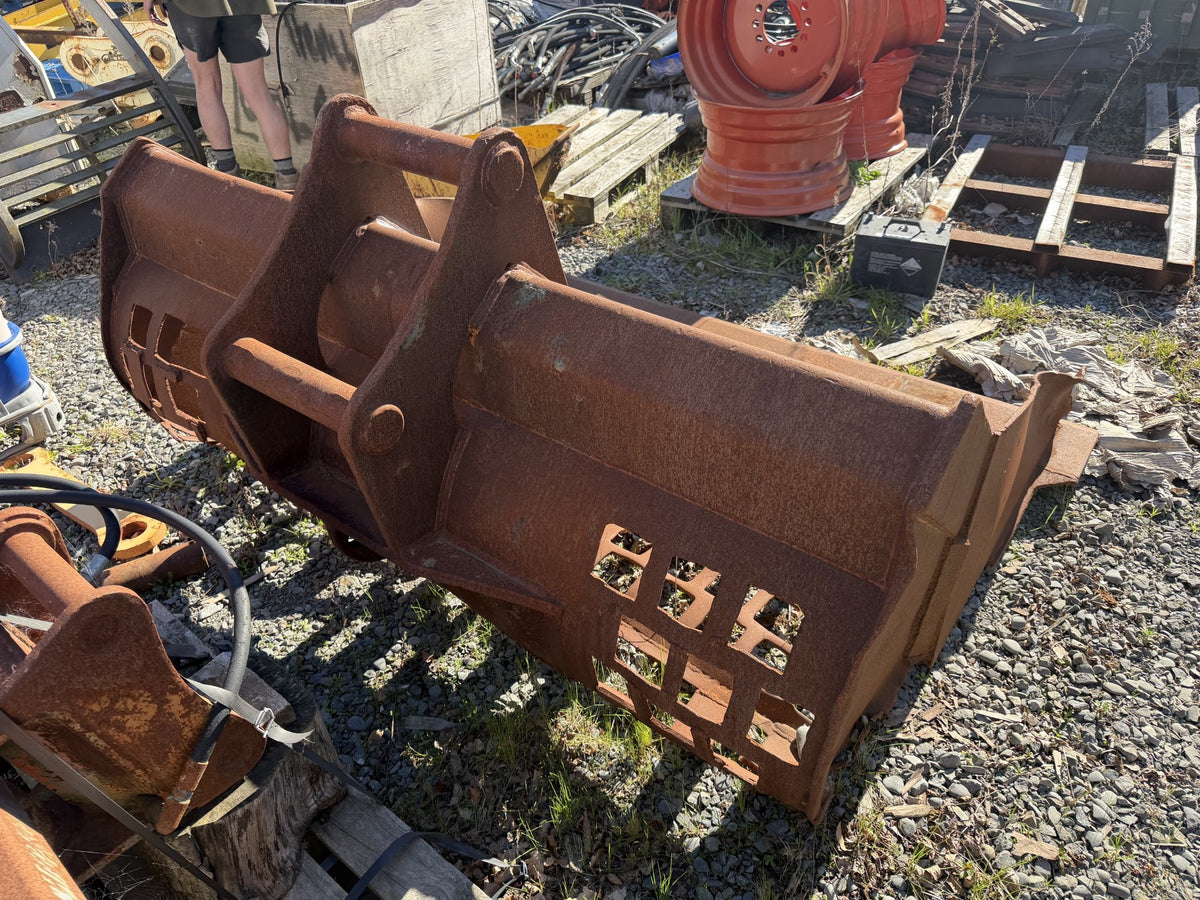 Heavy-Duty 1500mm–1800mm High-Flow Skeleton Mud Bucket (Hitachi ZX200 Size Class)