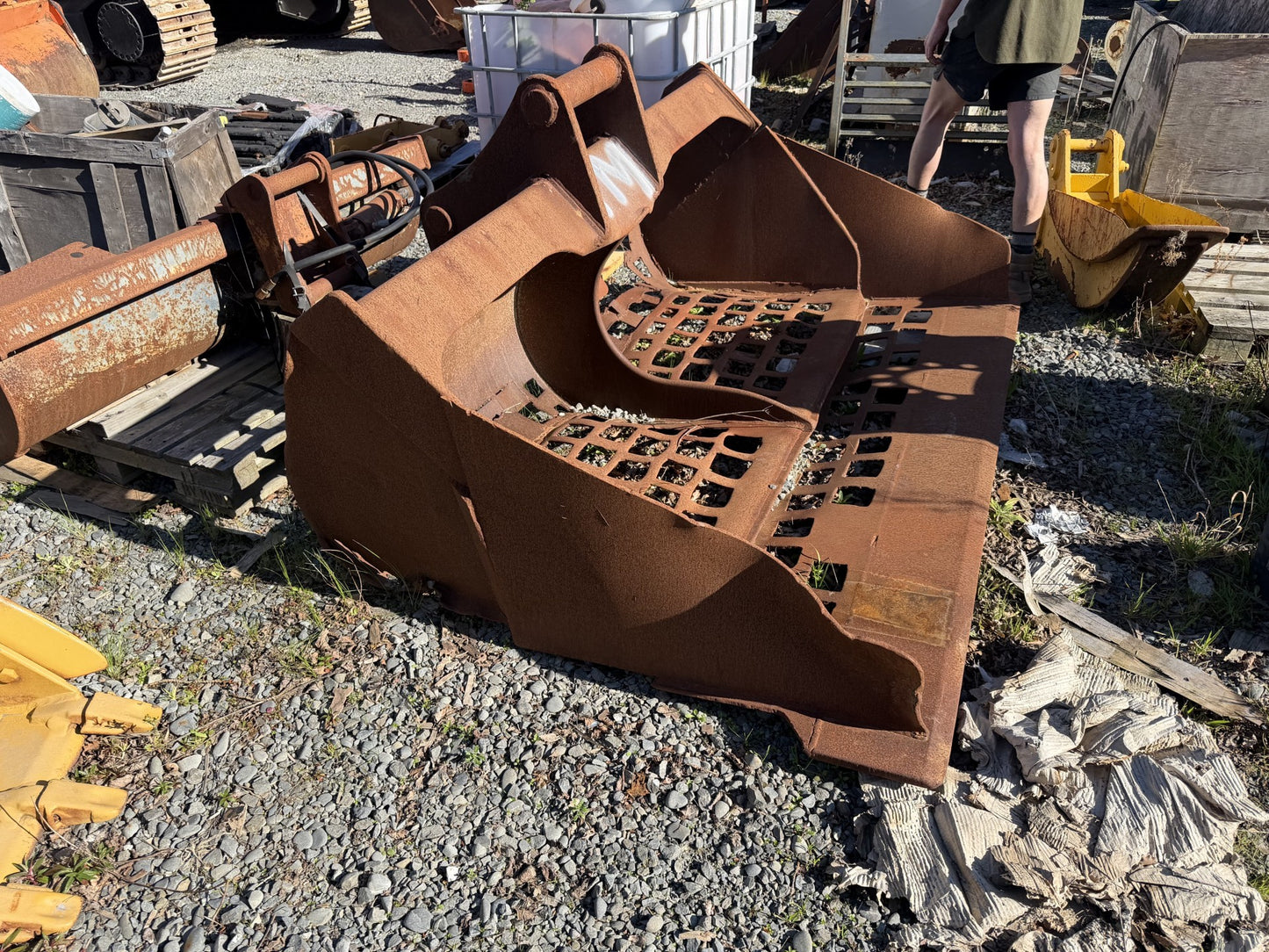 Heavy-Duty 1500mm–1800mm High-Flow Skeleton Mud Bucket (Hitachi ZX200 Size Class)