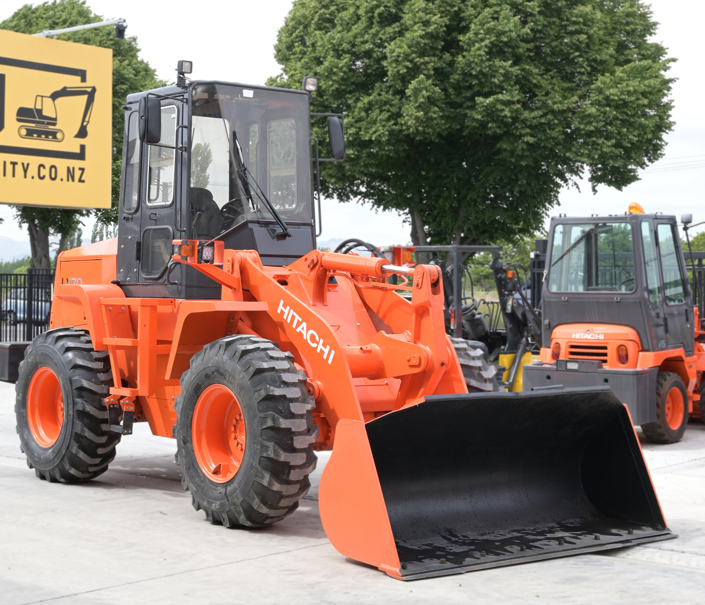 HITACHI LX70-5, 2000 MODEL , LOW 1453 HOURS , 7 TON  WHEEL LOADER