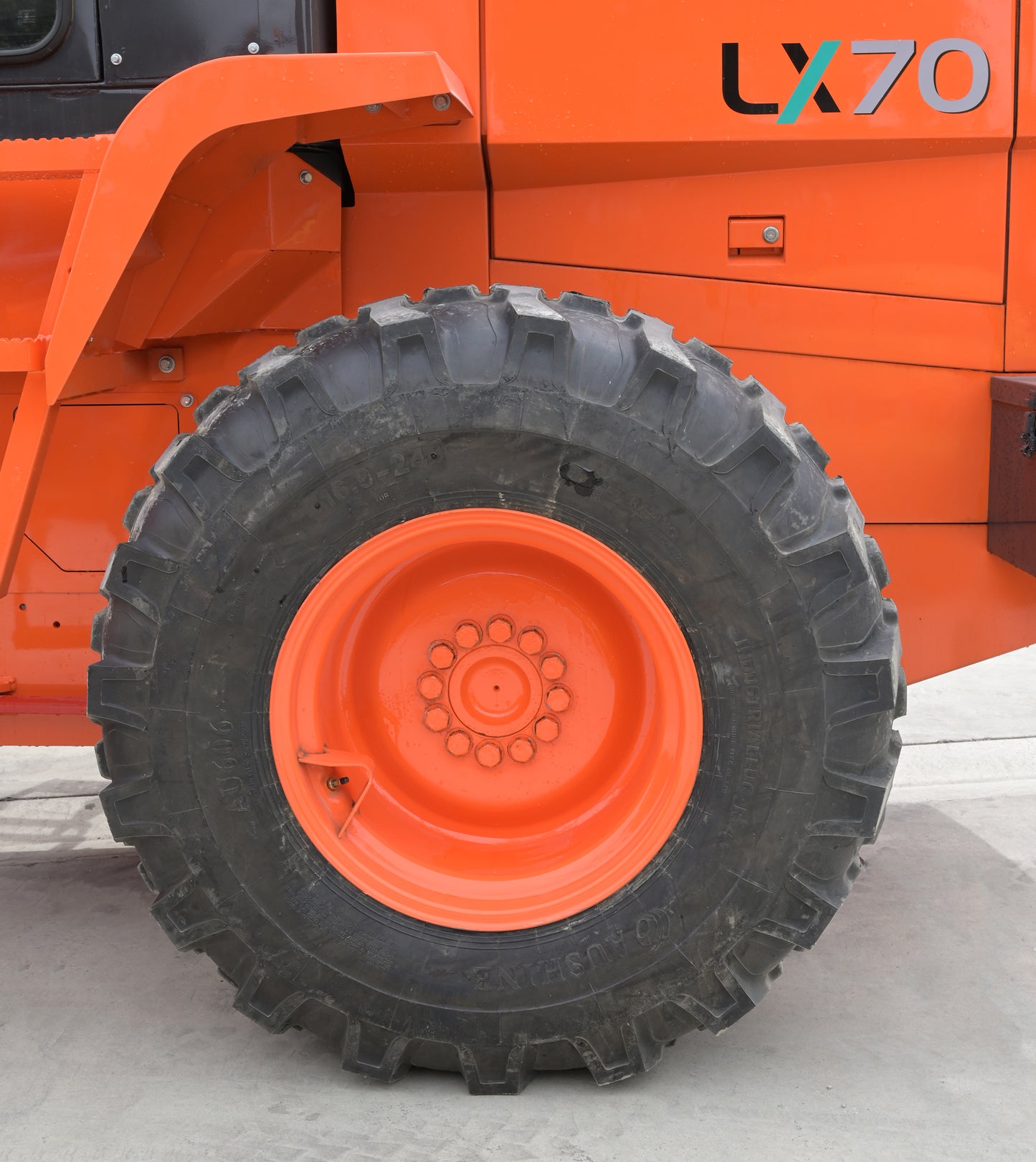 HITACHI LX70-5, 2000 MODEL , LOW 1453 HOURS , 7 TON  WHEEL LOADER