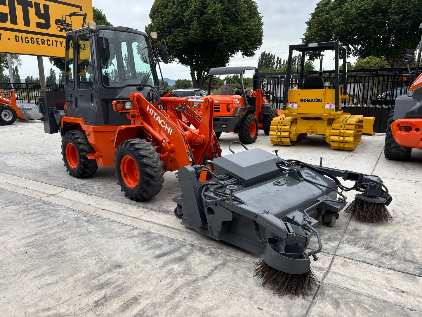 HITACHI LX20-7 LOADER WITH FACTORY HYD POWER SWEEPER ATTACHMENT , LOW HOURS