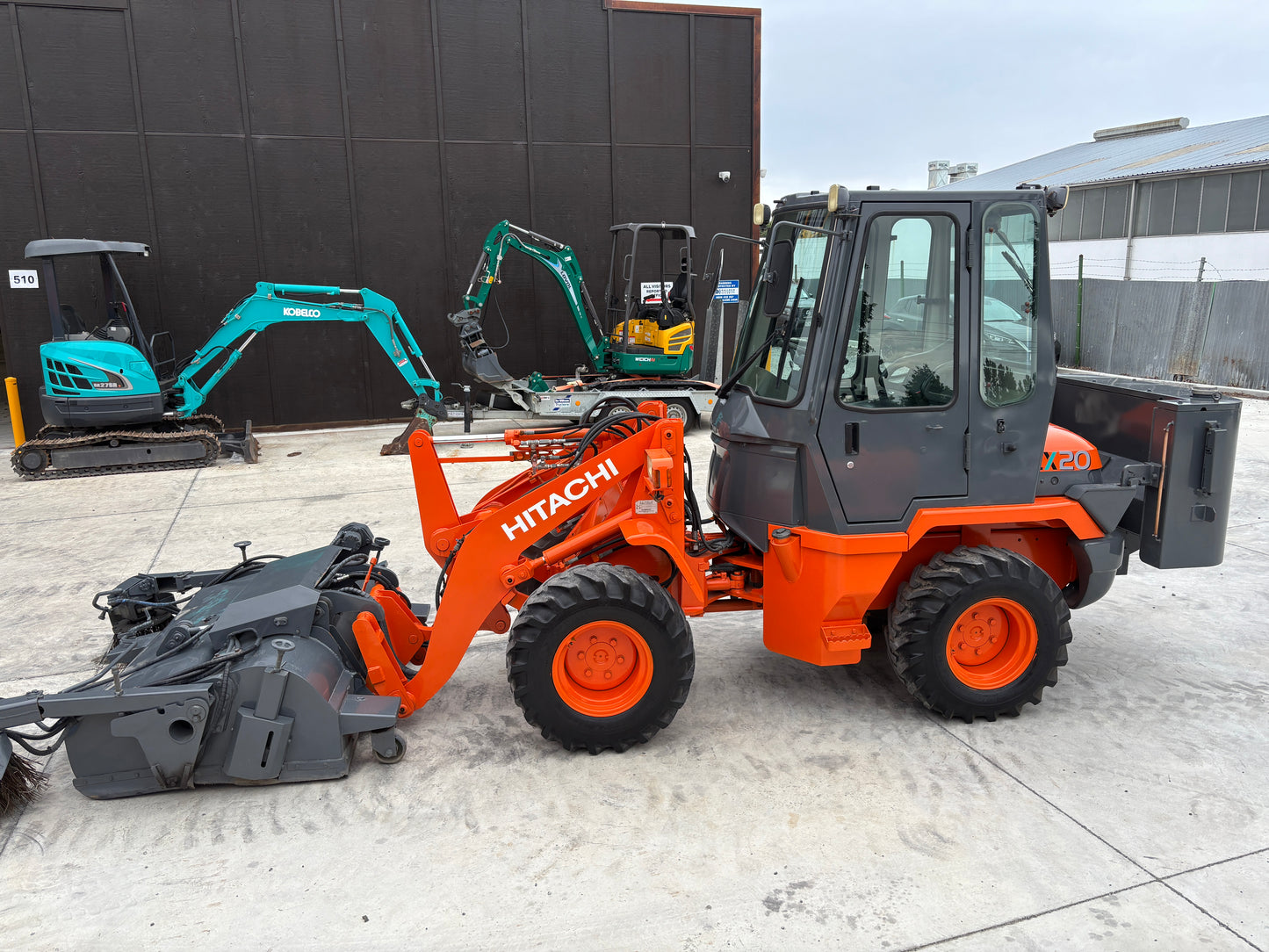 HITACHI LX20-7 LOADER WITH FACTORY HYD POWER SWEEPER ATTACHMENT , LOW HOURS