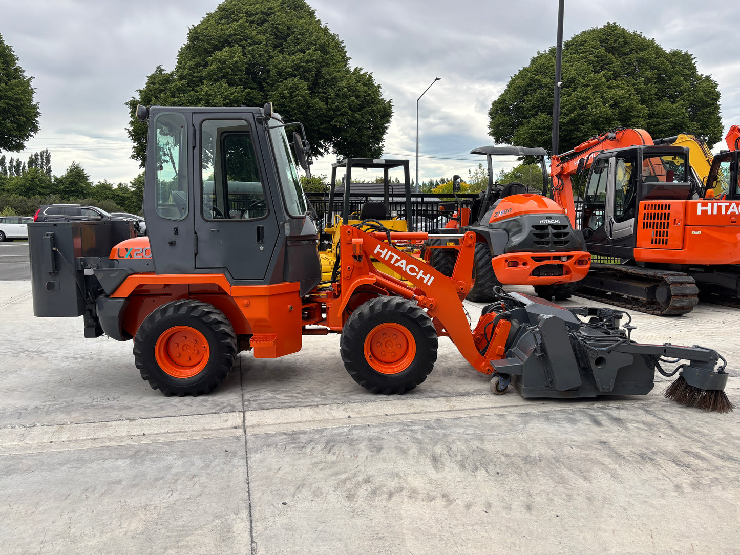 HITACHI LX20-7 LOADER WITH FACTORY HYD POWER SWEEPER ATTACHMENT , LOW HOURS