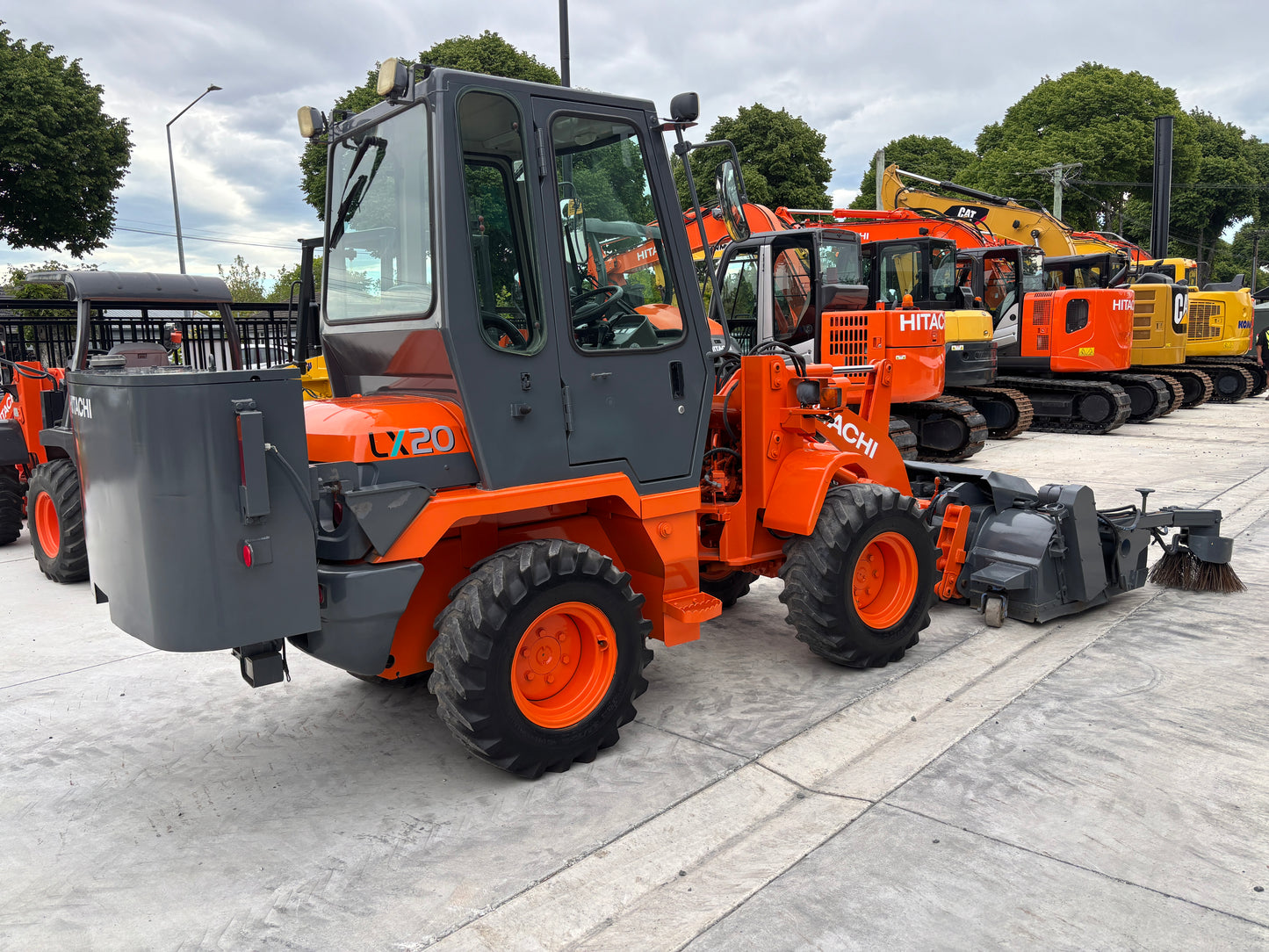 HITACHI LX20-7 LOADER WITH FACTORY HYD POWER SWEEPER ATTACHMENT , LOW HOURS