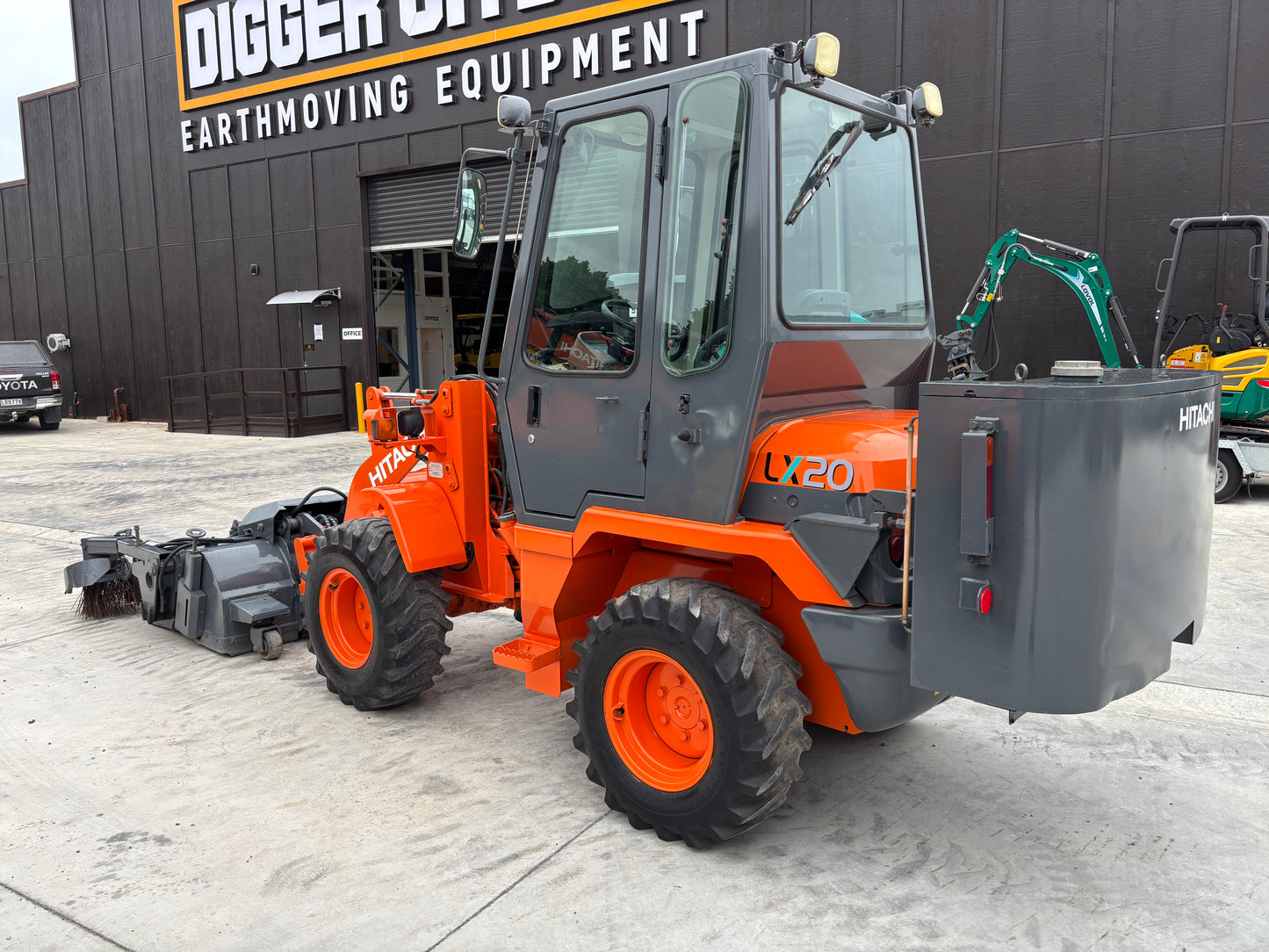 HITACHI LX20-7 LOADER WITH FACTORY HYD POWER SWEEPER ATTACHMENT , LOW HOURS