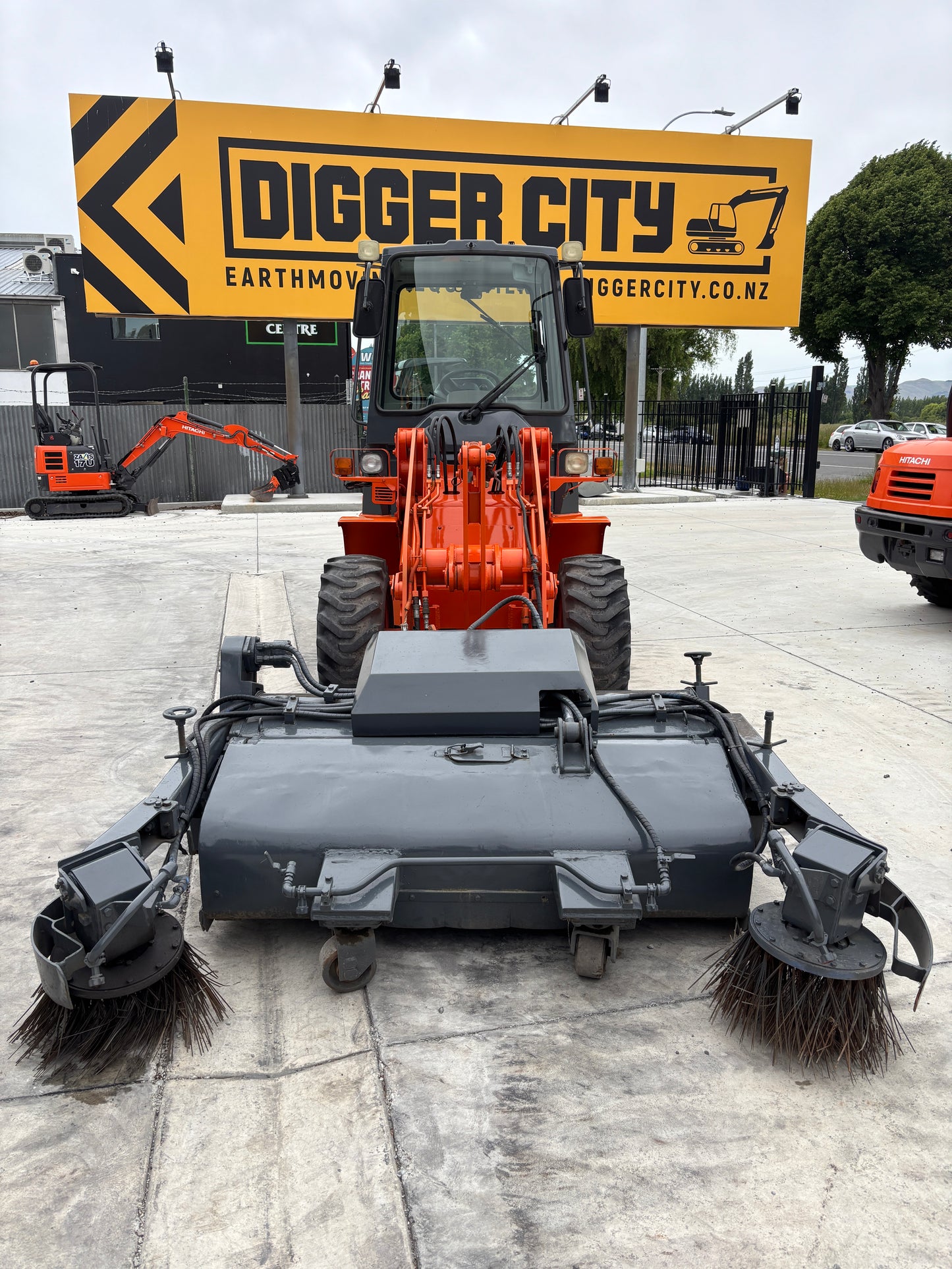 HITACHI LX20-7 LOADER WITH FACTORY HYD POWER SWEEPER ATTACHMENT , LOW HOURS