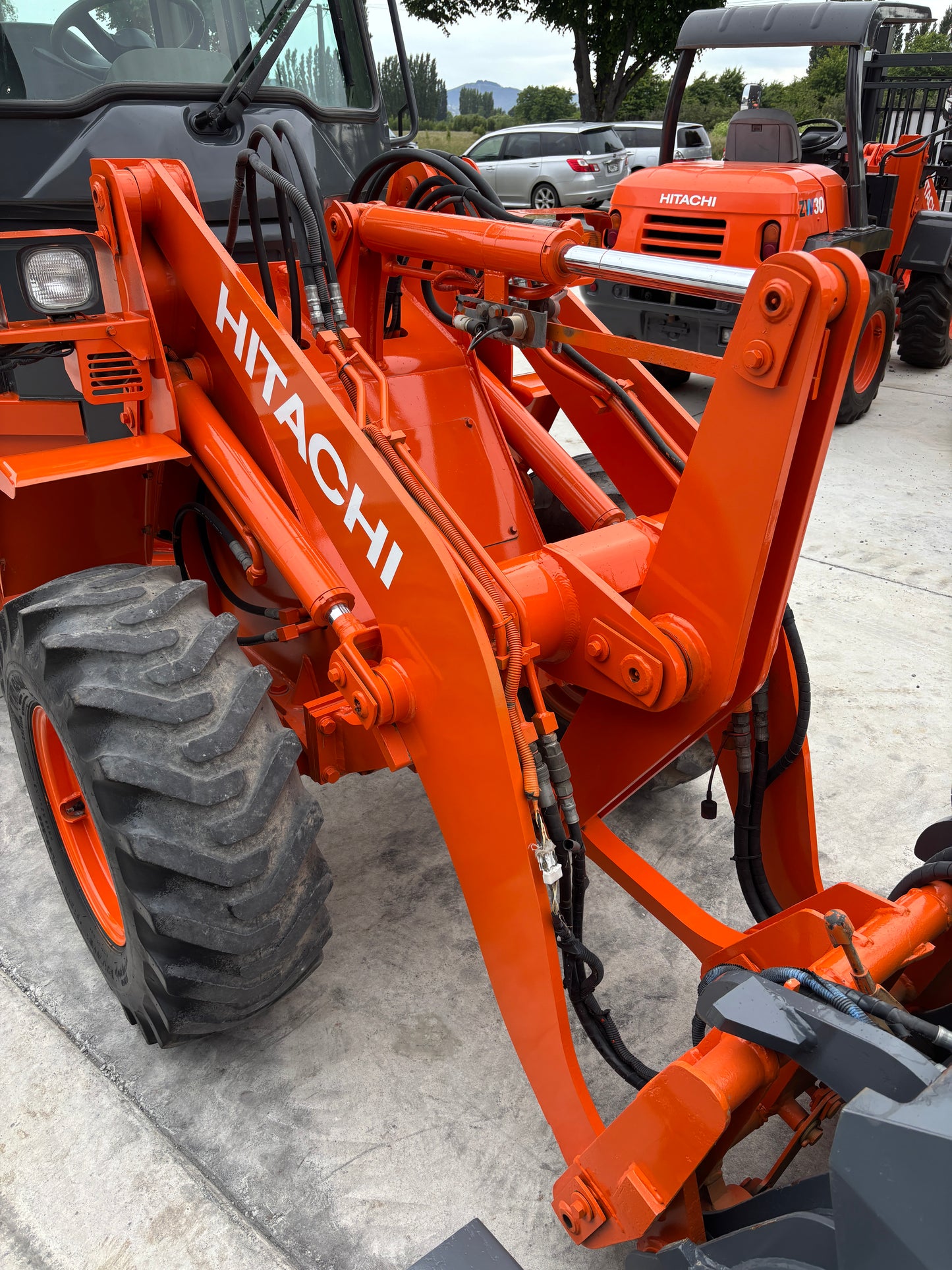 HITACHI LX20-7 LOADER WITH FACTORY HYD POWER SWEEPER ATTACHMENT , LOW HOURS