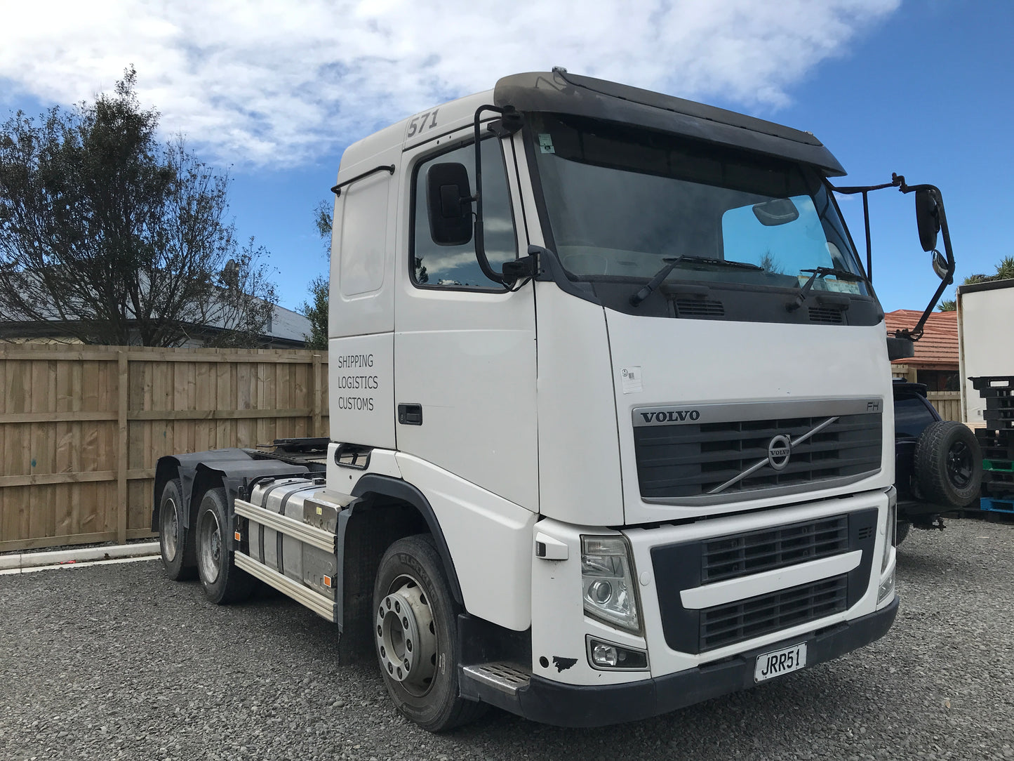 2011 Volvo FH Truck & 1989 TMC TK Tipulator