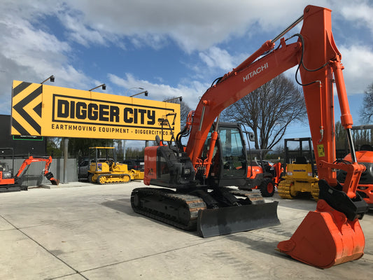 Hitachi ZX135 US-5B Excavator 13.5 ton with Dozer Blade