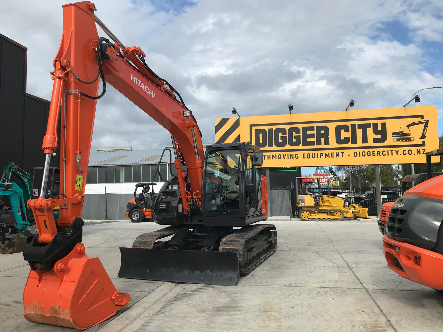 Hitachi ZX135 US-5B Excavator 13.5 ton with Dozer Blade