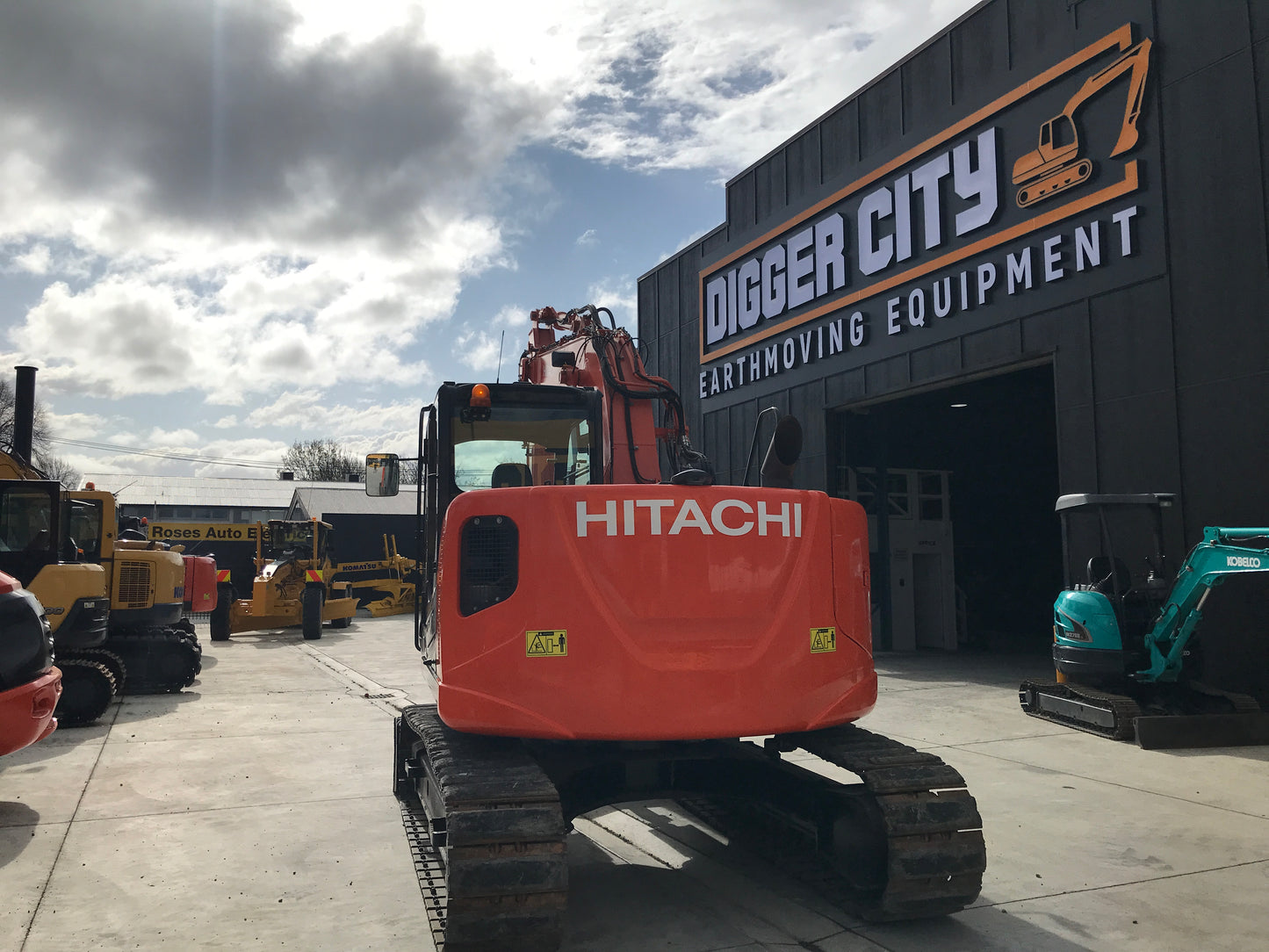 Hitachi ZX135 US-5B Excavator 13.5 ton with Dozer Blade