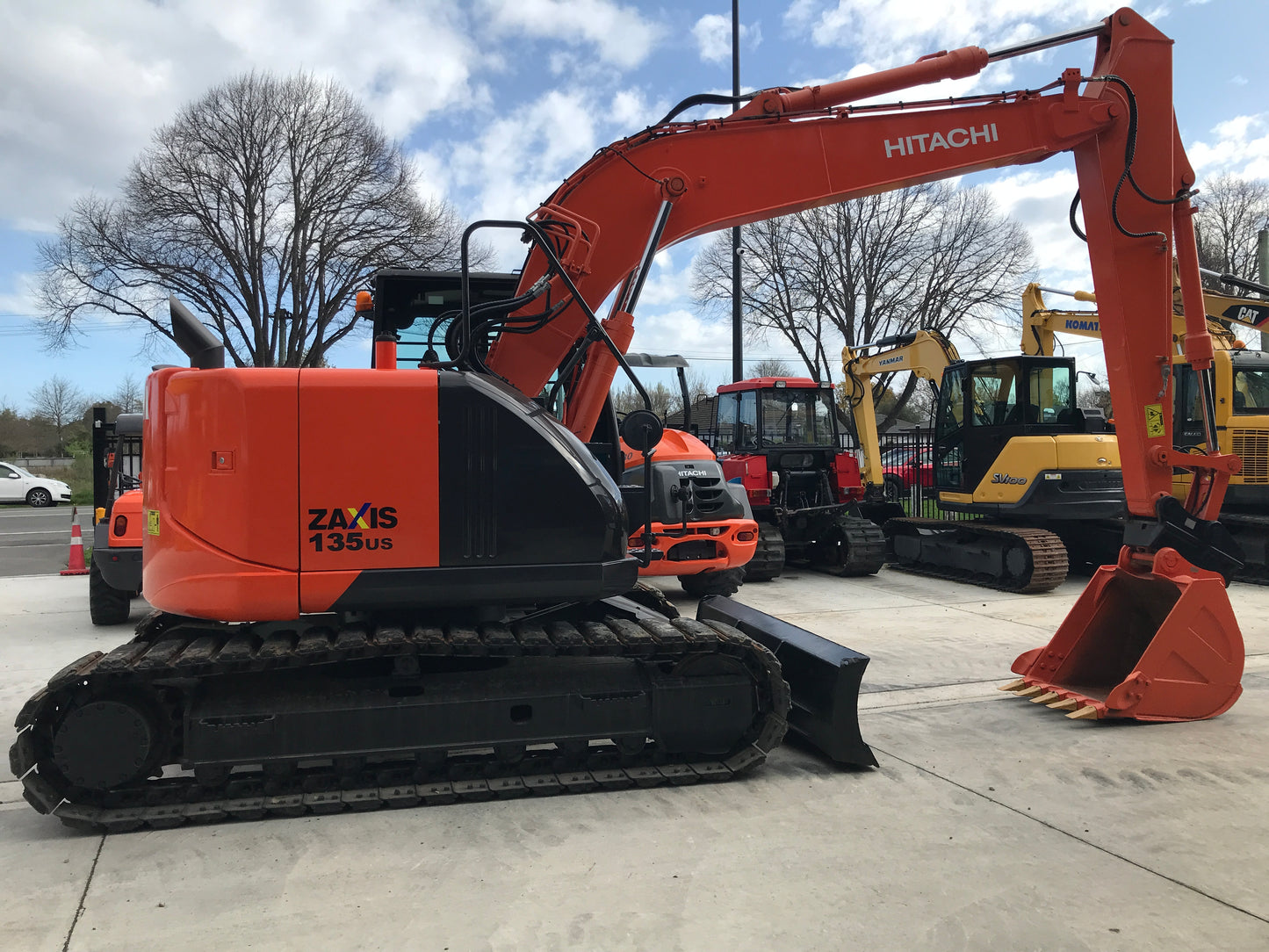 Hitachi ZX135 US-5B Excavator 13.5 ton with Dozer Blade