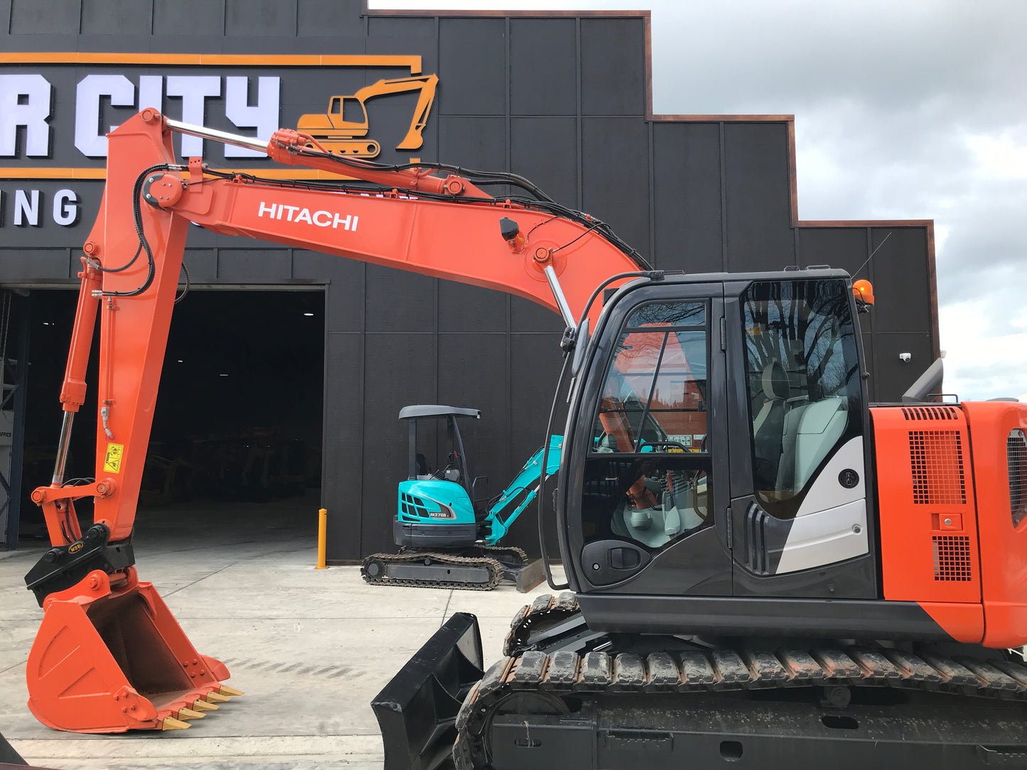 Hitachi ZX135 US-5B Excavator 13.5 ton with Dozer Blade