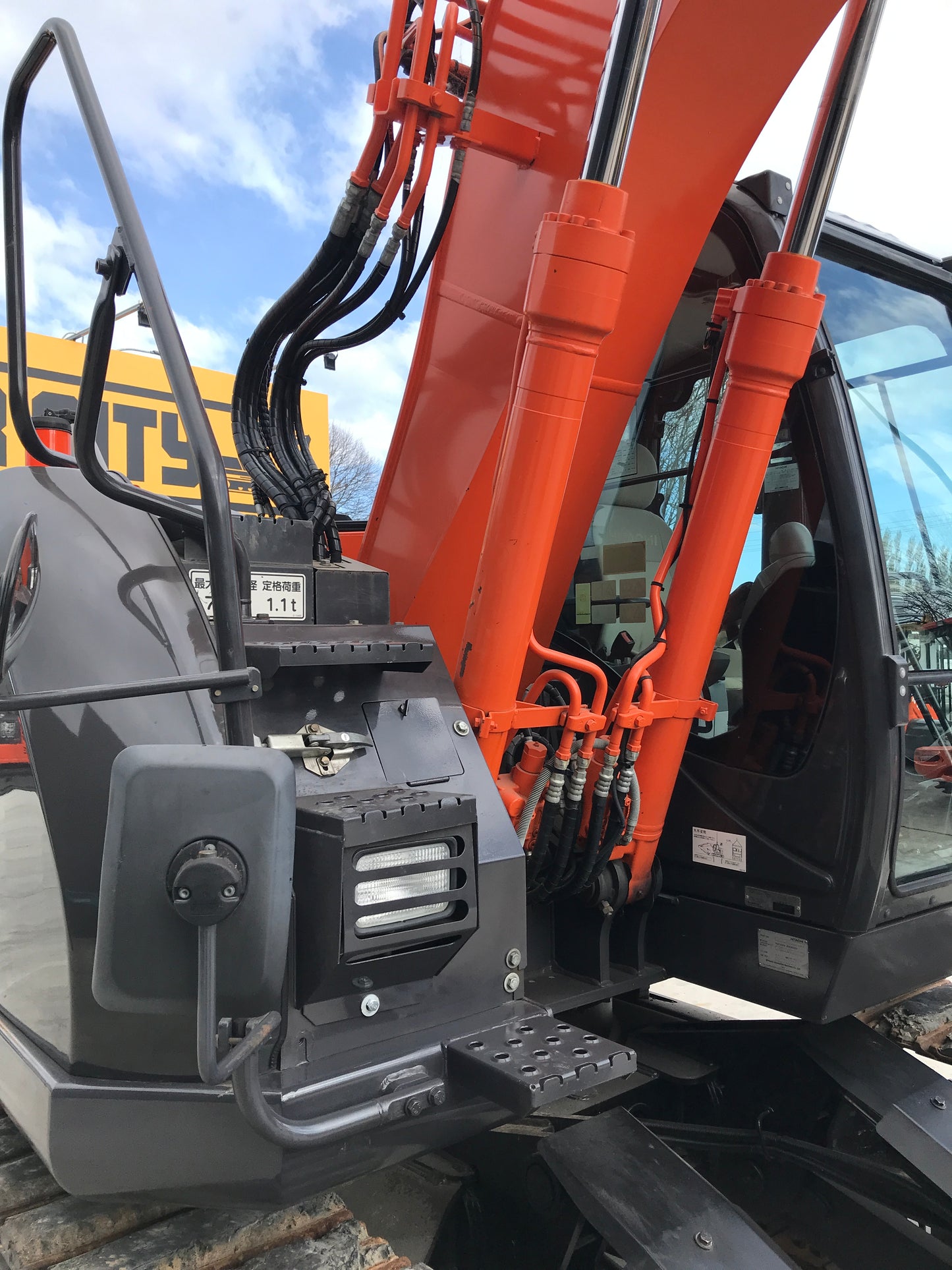 Hitachi ZX135 US-5B Excavator 13.5 ton with Dozer Blade