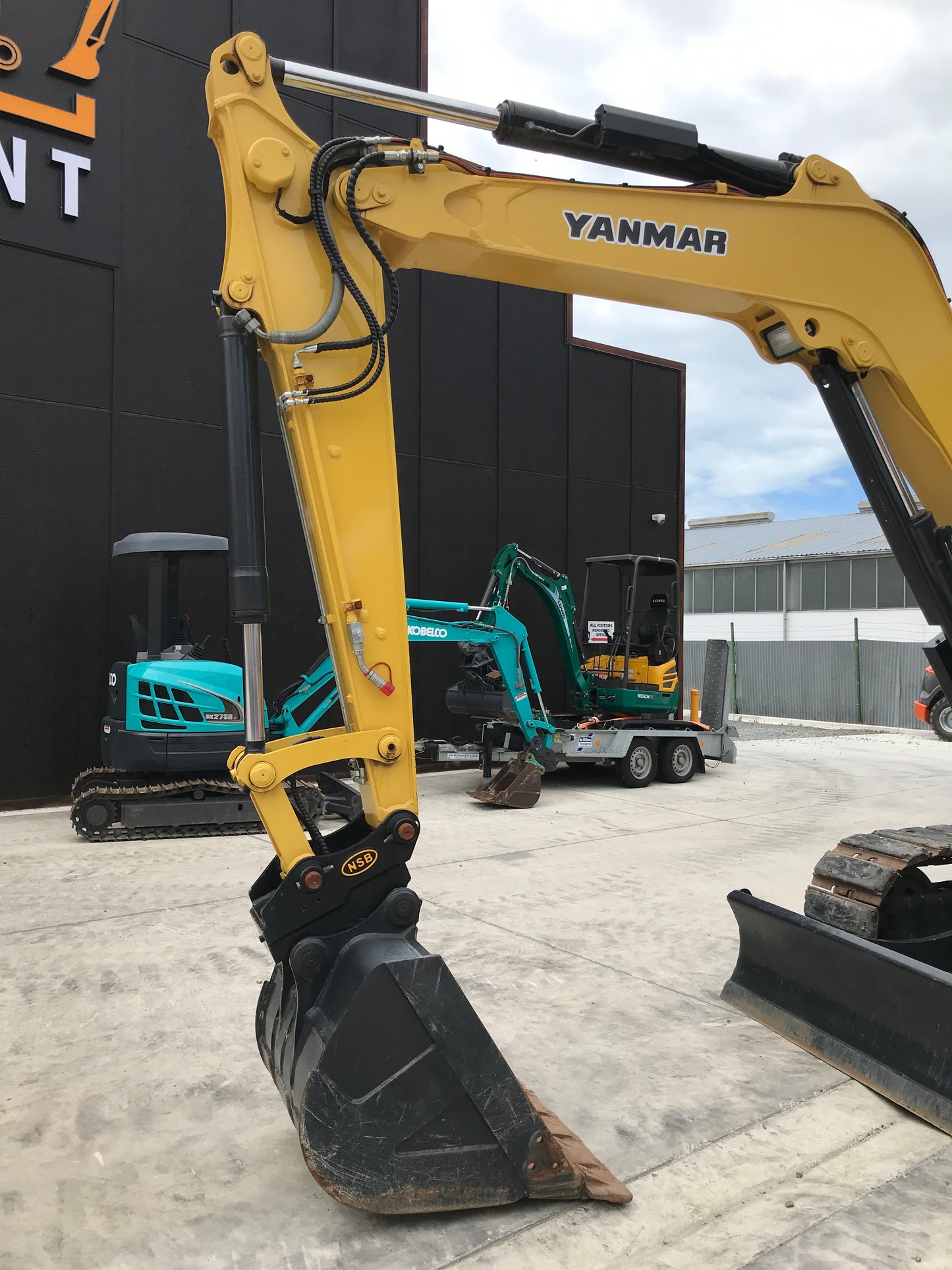 Yanmar SV100 2012, 10t Digger W/Blade