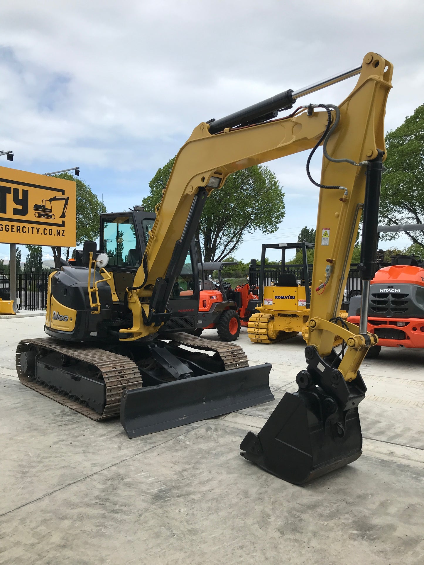 Yanmar SV100 2012, 10t Digger W/Blade