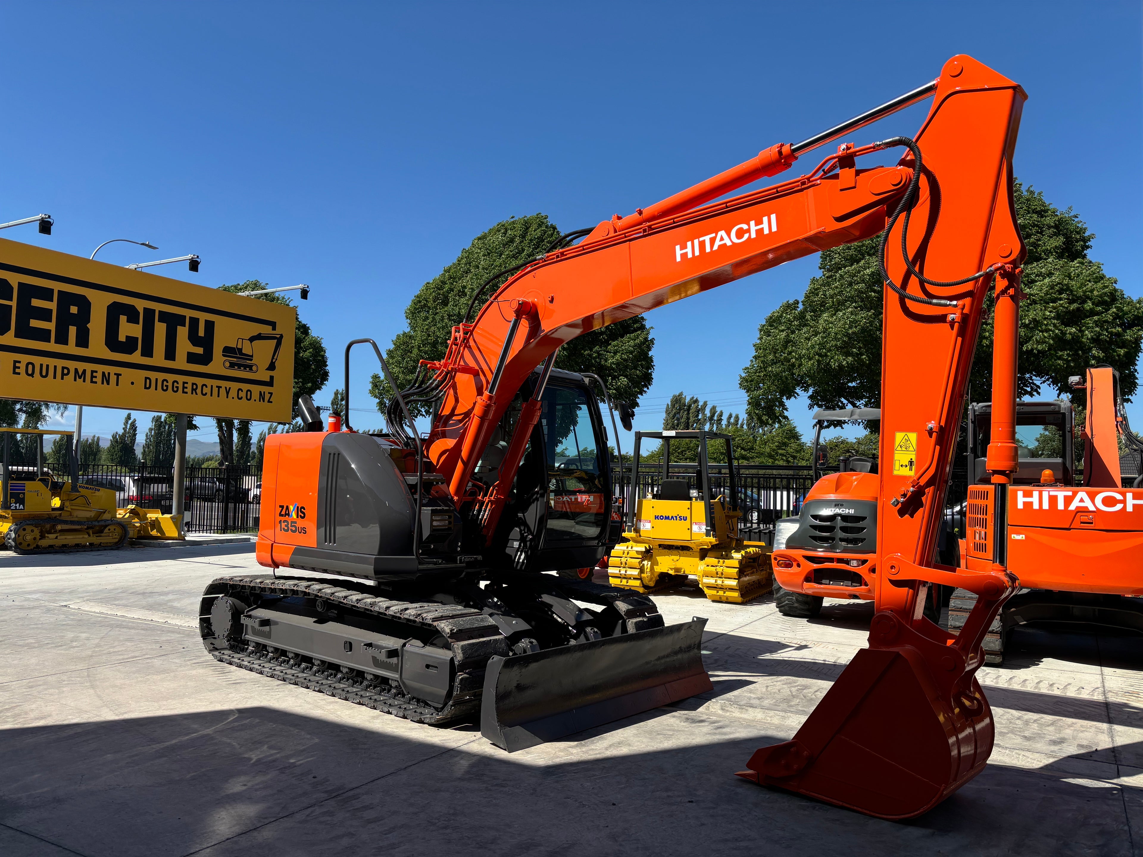 Hitachi ZX135 US-5B Excavator 13.5 ton with Dozer Blade (2015 Model)