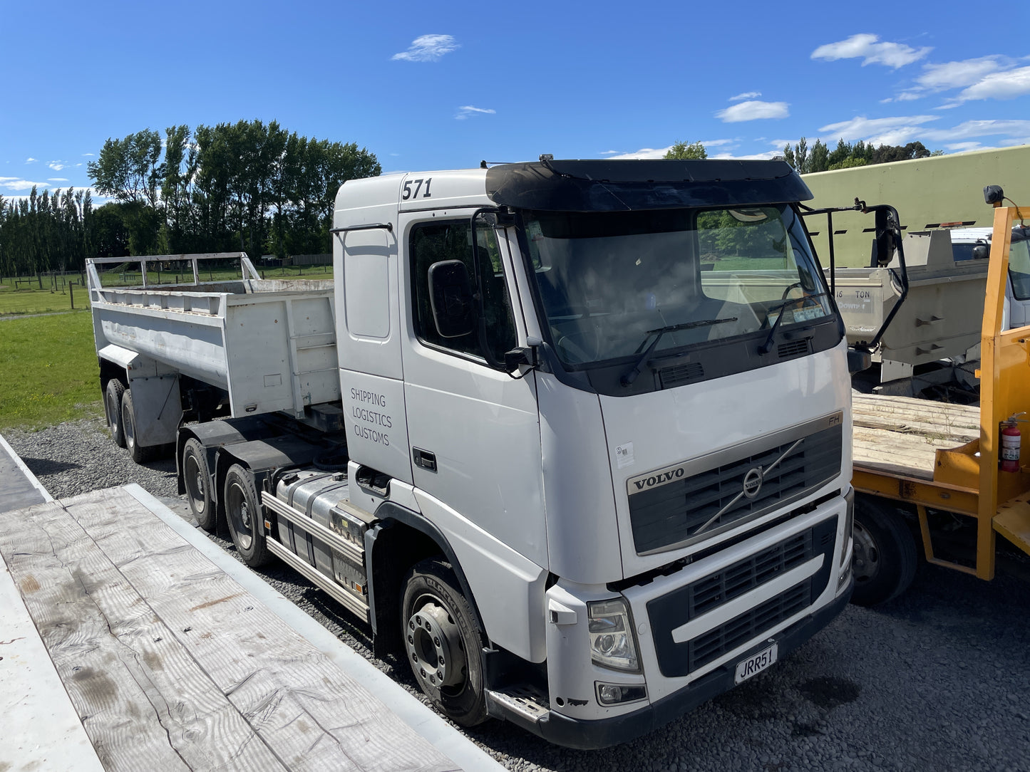 2011 Volvo FH Truck & 1989 TMC TK Tipulator