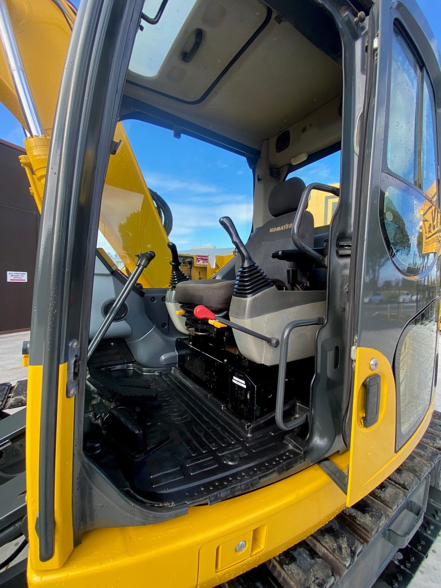 KOMATSU PC138 14 Ton Excavator W/Blade