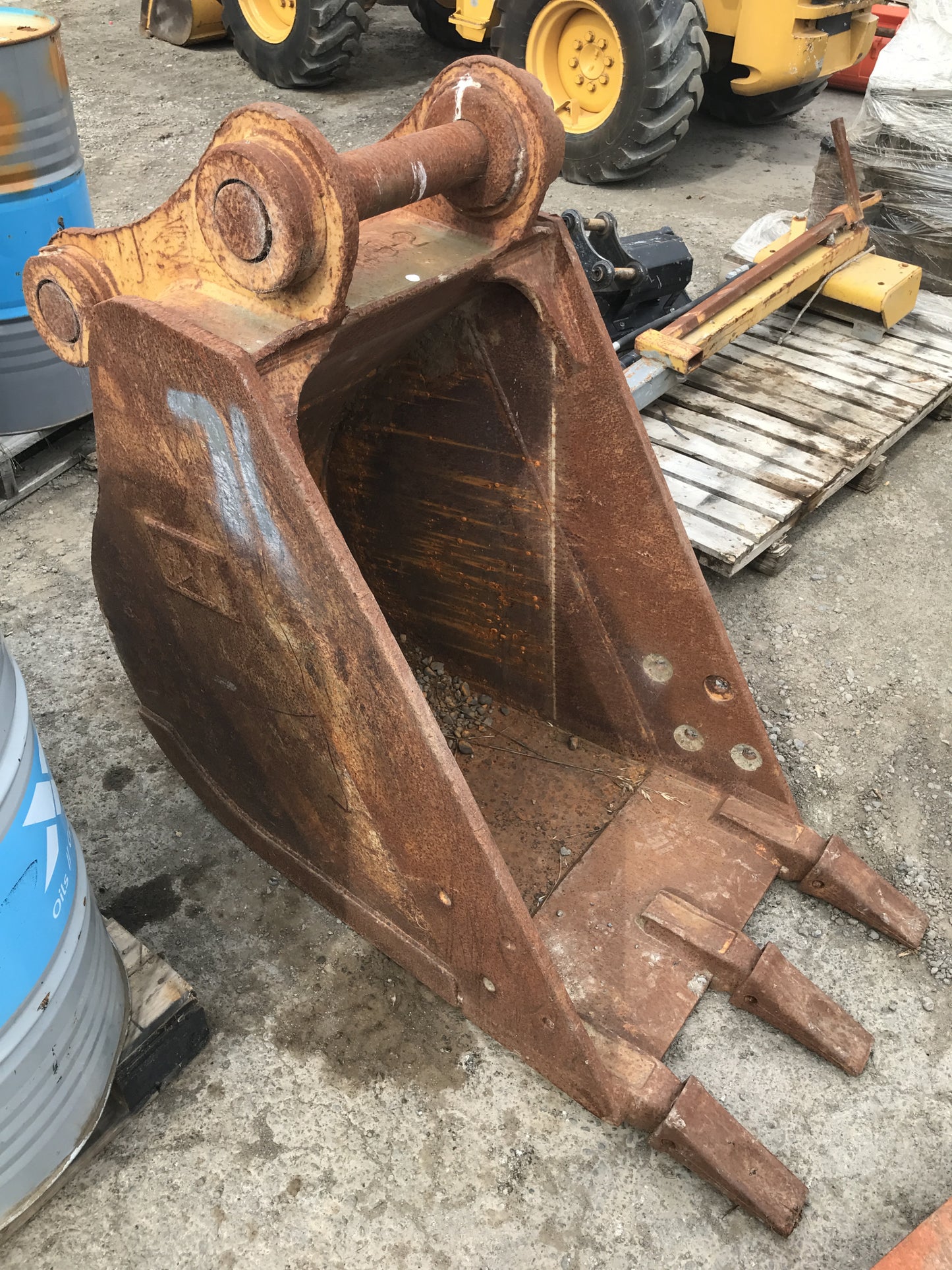 Excavator Rock Bucket - 80mm Pins | 690mm width