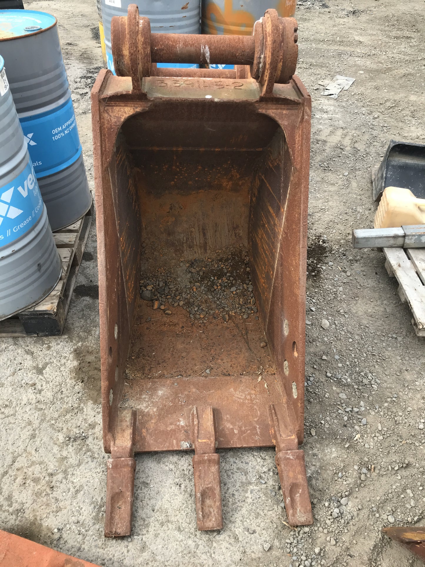 Excavator Rock Bucket - 80mm Pins | 690mm width