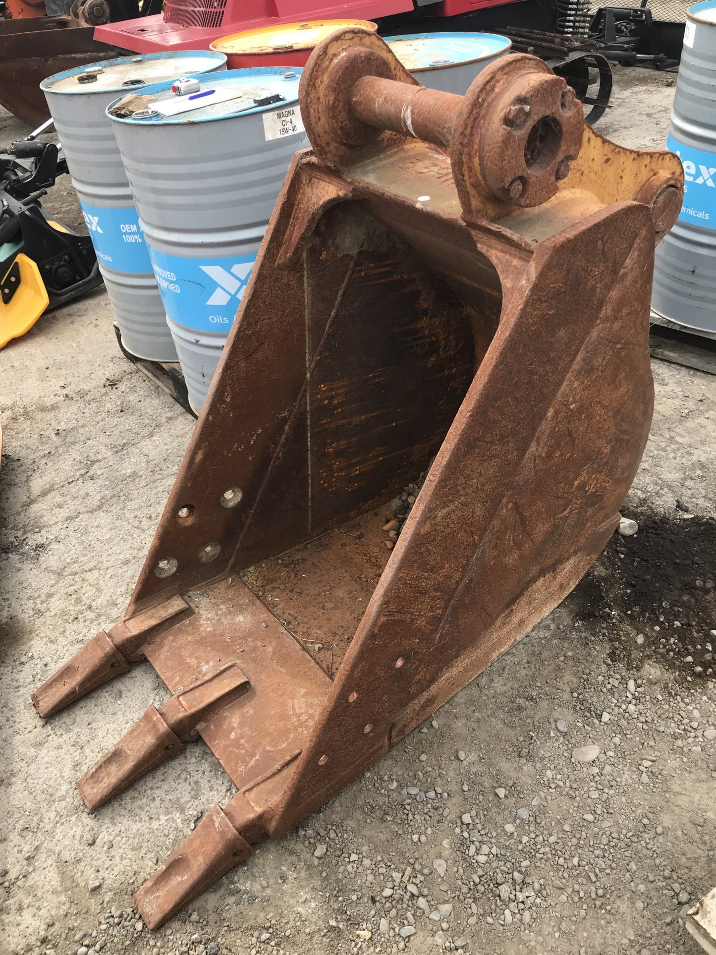 Excavator Rock Bucket - 80mm Pins | 690mm width