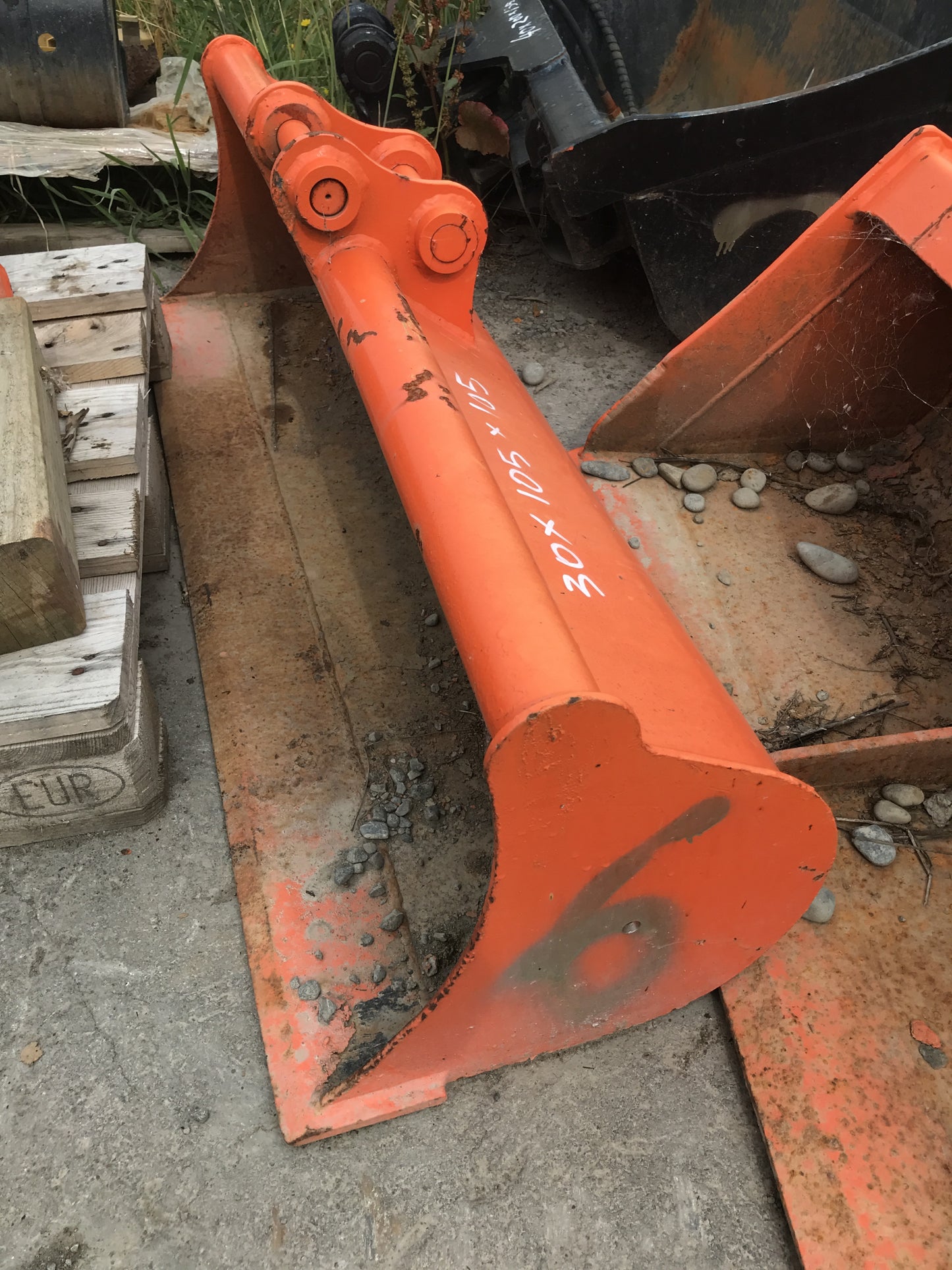 Digger Cleaning Bucket - 30mm Pins