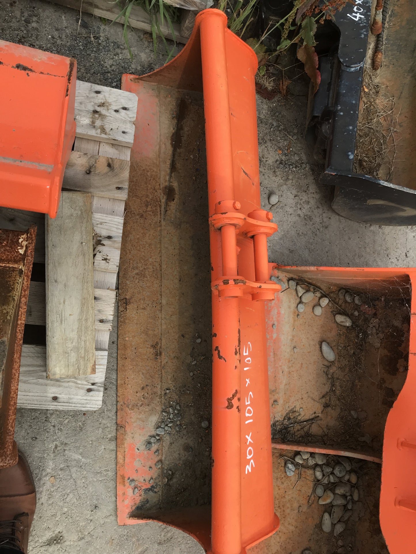 Digger Cleaning Bucket - 30mm Pins